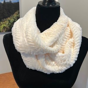 Faux fur cream infinity scarf NWT